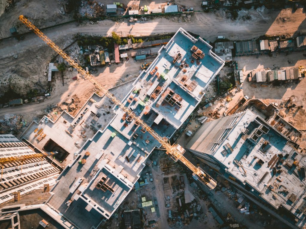 échafaudage y grue vue de haut